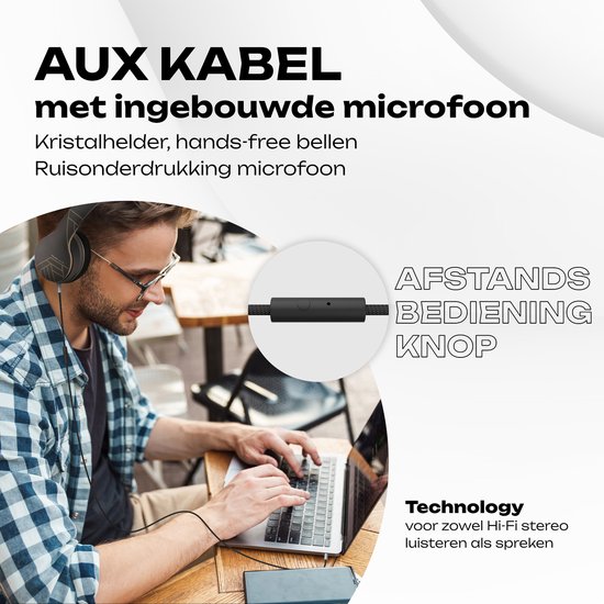 Man met koptelefoon en bril werkt aan laptop. Zwarte audiokabel met afstandsbedieningsknop en microfoon.
