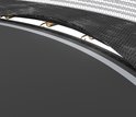 Zwarte trampoline springmat met grijze rand, goudkleurige veren en een deel van het veiligheidsnet.