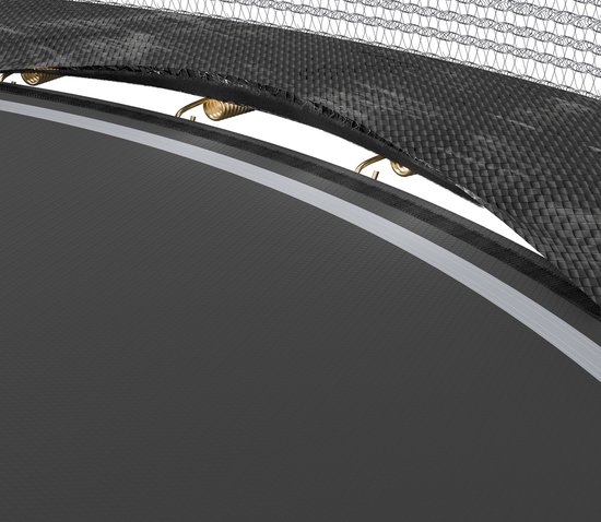 Zwarte trampoline springmat met grijze rand, goudkleurige veren en een deel van het veiligheidsnet.