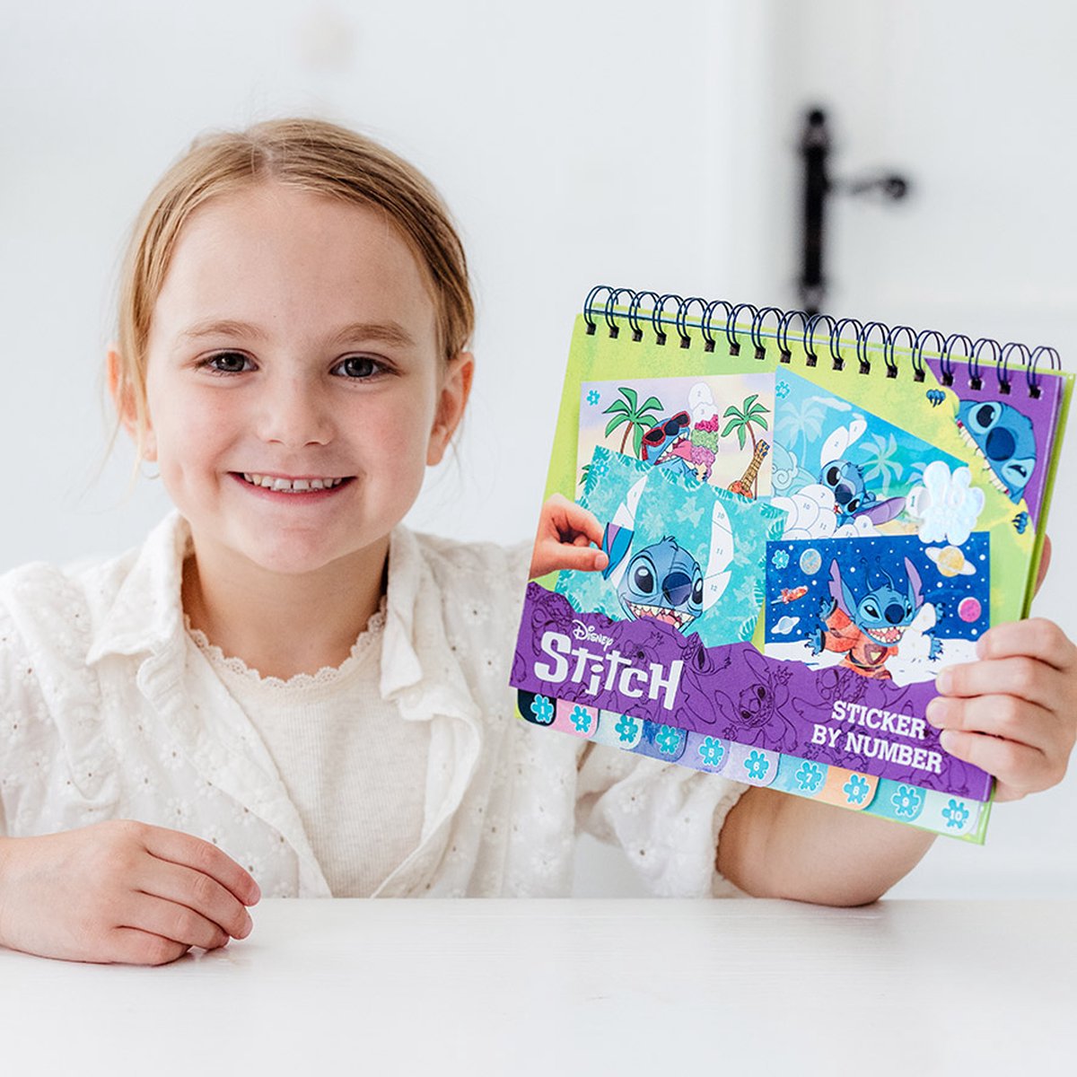 Disney Stitch sticker puzzelboek vakantieboek Totum - doeboek stickeren op nummer | educatief speelgoed meisjes en jongens vanaf 3 jaar sticker by number 25-delig cadeautip — afbeelding 5