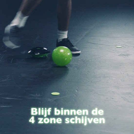 Voeten bij een groene Smart Ball en SoccerBot op een vloer met 4 groene zone schijven. Tekst: 'Blijf binnen de 4 zone schijven'.