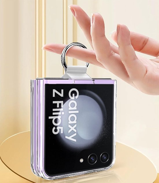 Hand die een transparante hoes met ring voor de Galaxy Z Flip 5 vasthoudt.