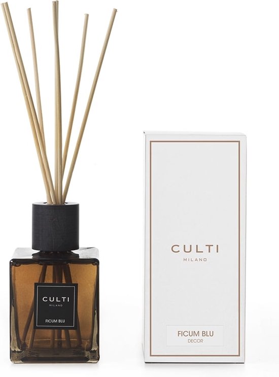 Amberkleurige glazen diffuser met 7 geurhouten stokjes, met doosje met tekst 'CULTI MILANO FICUM BLU DECOR'.