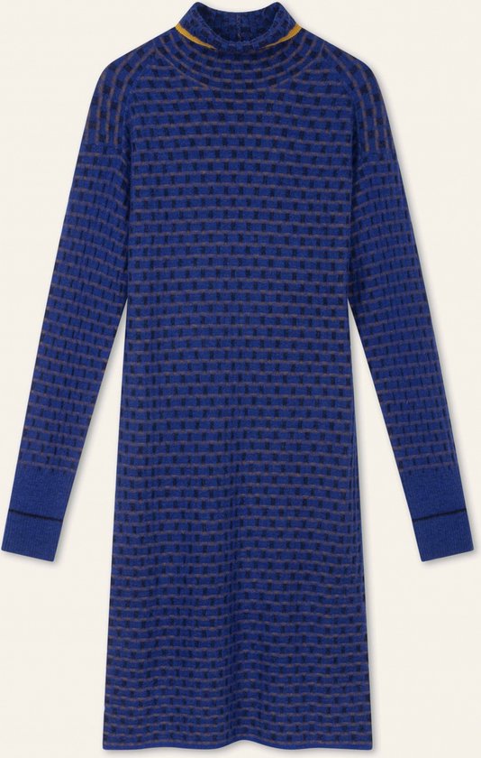 Robe tricotée bleue à motif damier et col jaune.