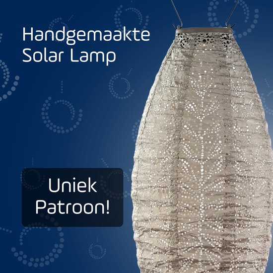 Handgemaakte zilverkleurige solar lamp met een uniek, opengewerkt patroon.