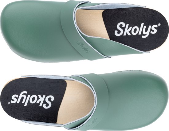 Twee pastelgroene Skolys klompen, van bovenaf gezien, met leren bandje.