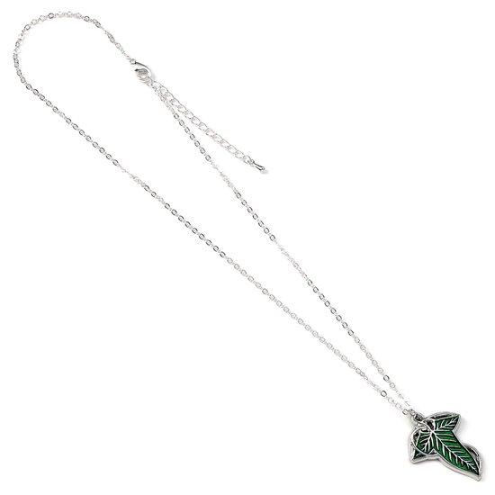 Zilverkleurige ketting met een zilverkleurige hanger in de vorm van een groen blad met zilverkleurige nerven.