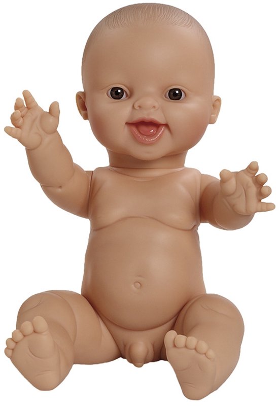 Zittende babypop met bruine huid, blote benen en armen, en een glimlachend gezicht.