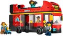 Rode LEGO dubbeldekker bus met "City Tour" op de zijkant, inclusief minifiguren van toeristen en een buschauffeur.