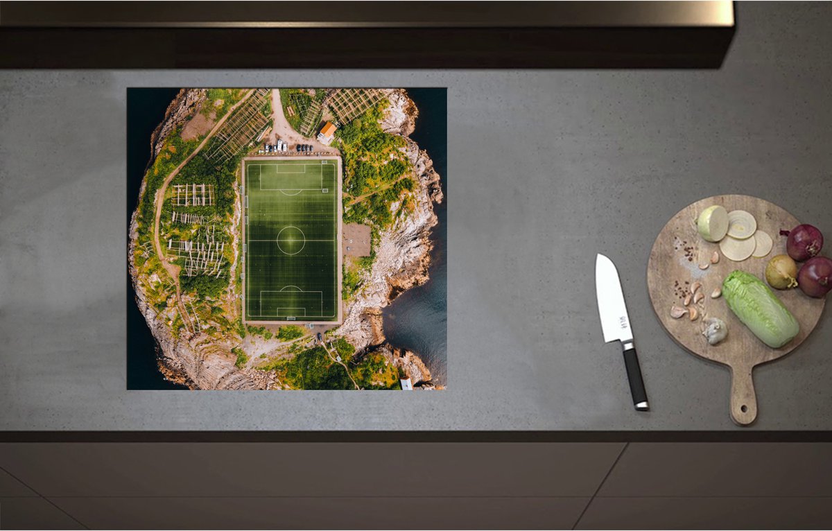 Inductieplaat Beschermer - Bovenaanzicht van het Henningsvaer Voetbal Stadion in Noorwegen - 58x55 cm - 2 mm Dik - Inductie Beschermer - Bescherming Inductiekookplaat - Kookplaat Beschermer van Zwart Vinyl