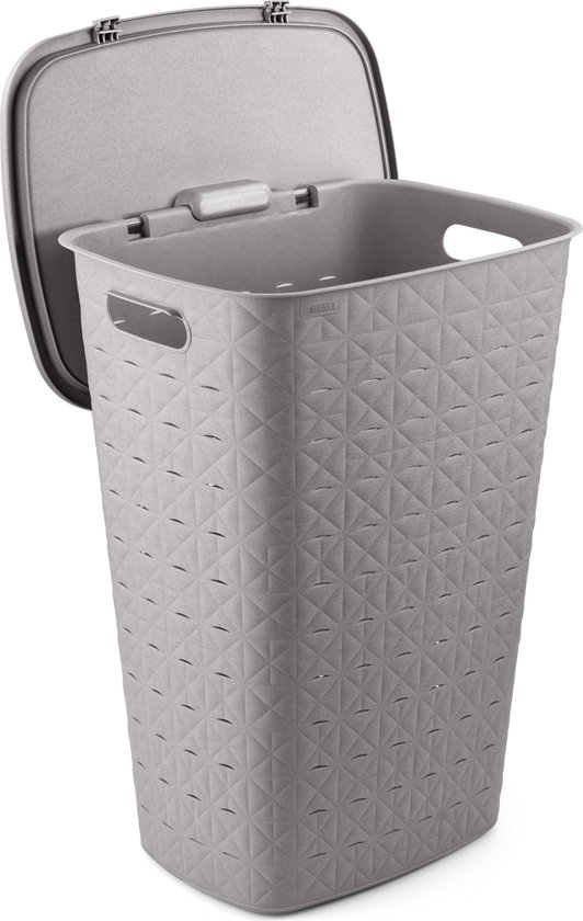 Grijze wasmand met het deksel half open. Heeft een ruitpatroon en handgrepen.