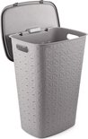 Grijze wasmand met het deksel half open. Heeft een ruitpatroon en handgrepen.