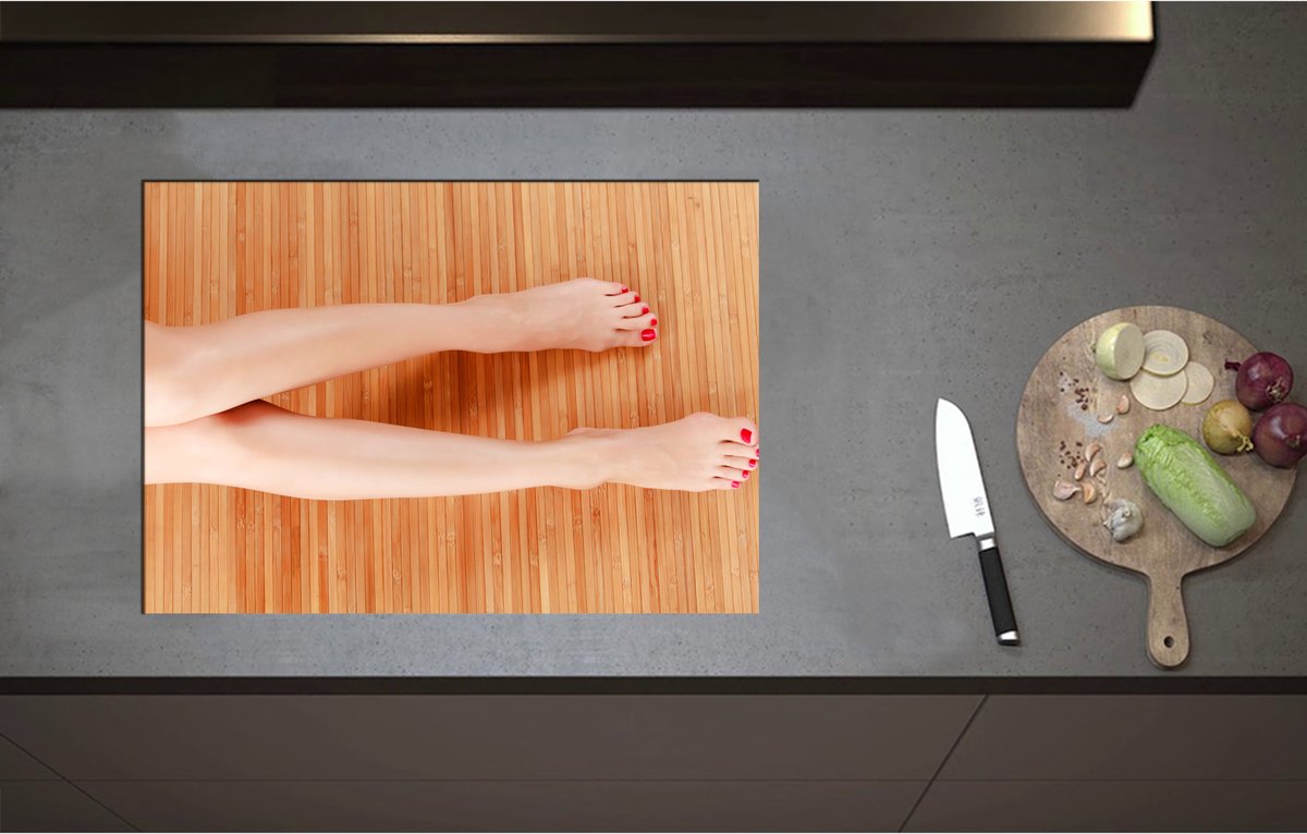 Inductieplaat Beschermer - Bovenaanzicht van Vrouwen Benen met Roodkleurige Teennagels op Houten Ondergrond - 71x50 cm - 2 mm Dik - Inductie Beschermer - Bescherming Inductiekookplaat - Kookplaat Beschermer van Wit Vinyl