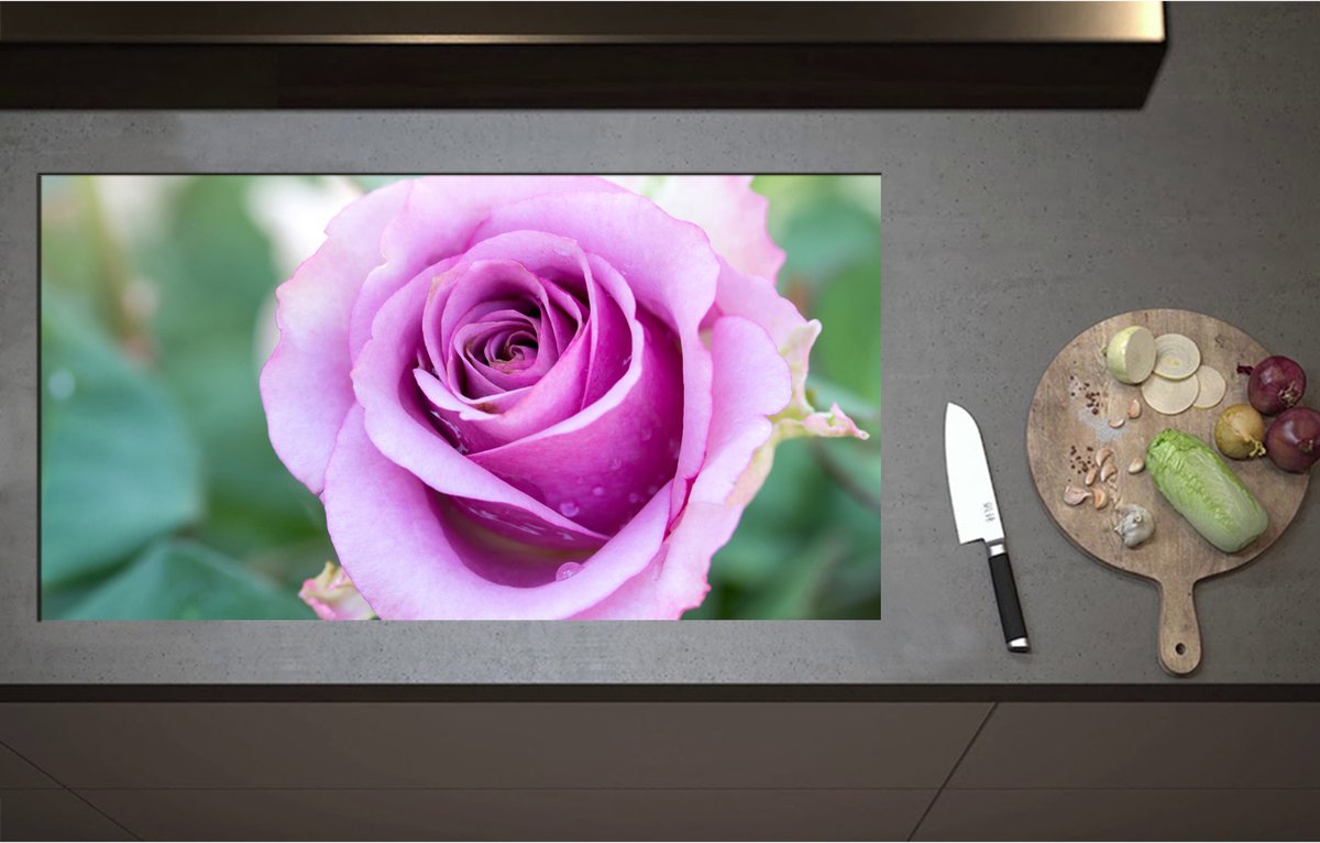 Inductieplaat Beschermer - Close Up van Mooi Bloeiende Paarse Roos - Bloemen - 95x51 cm - 2 mm Dik - Inductie Beschermer - Bescherming Inductiekookplaat - Kookplaat Beschermer van Zwart Vinyl