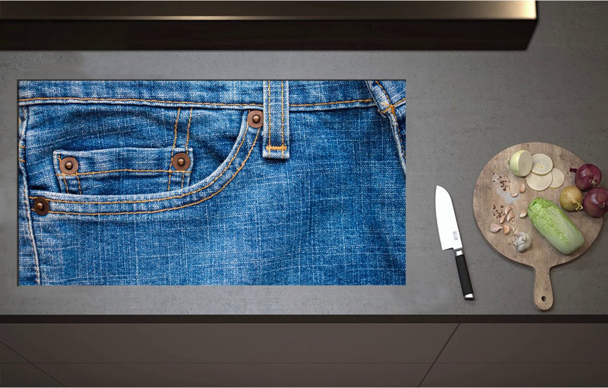 Inductieplaat Beschermer - Close-up van Broekzak van Jeans - 95x51 cm - 2 mm Dik - Inductie Beschermer - Bescherming Inductiekookplaat - Kookplaat Beschermer van Zwart Vinyl