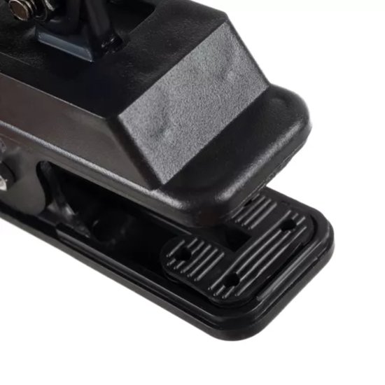Gedetailleerde opname van de zwarte, gekartelde klem van de ventilator, ontworpen voor stevige bevestiging.