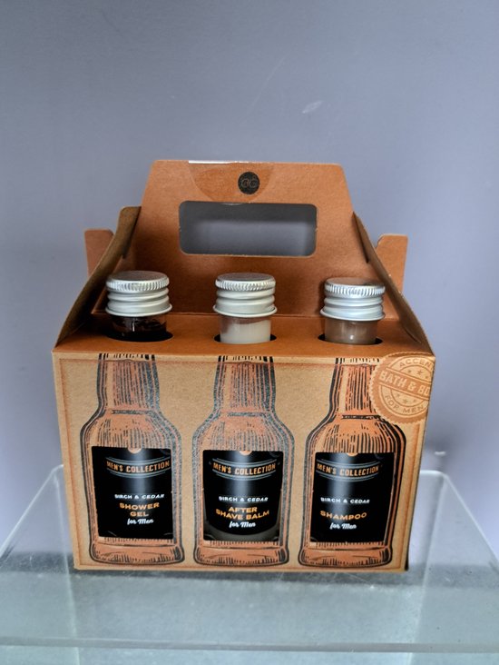 Set met drie mini-flesjes met herencollectie showergel, aftershave balm en shampoo, met etiket 'Birch & Cedar' in een kartonnen verpakking.