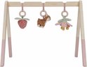 Houten babygym met speeltjes: aardbei, hertje en bloem.