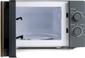 Open grijze DOMO magnetron met houtlook detail. Lege binnenkant met glazen draaiplateau.