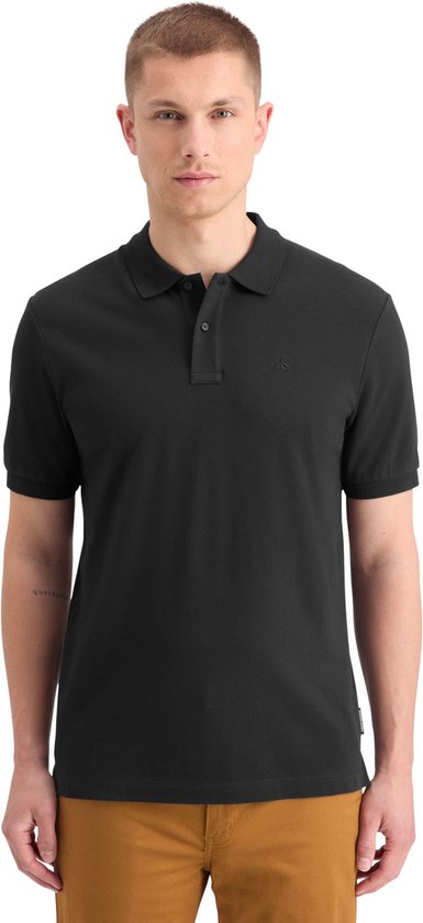 Man met zwarte poloshirt en een tatoeage op zijn linkerarm.