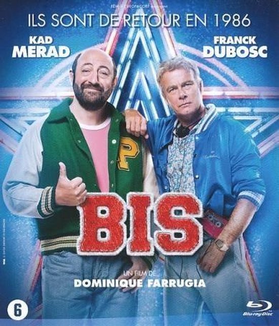 Twee mannen staan naast elkaar op een poster, met de titel 'BIS' erop. De man links draagt een groene en witte varsity jas met de letter 'P'. De man rechts draagt een blauwe jas over een shirt met patronen.