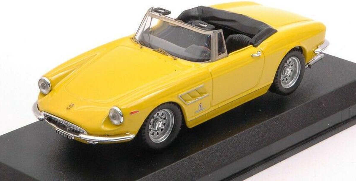 De 1:43 Diecast Modelcar van de Ferrari 330 GTC Spider van 1966 in Yellow. De fabrikant van het schaalmodel is Best-Models. Dit model is alleen online verkrijgbaar