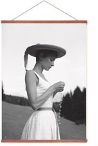 Poster In Posterhanger - Audrey Hepburn - Kader Hout - Zwart/Wit - Actrice - 70x50 cm - Ophangsysteem