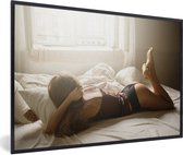 Photo en cadre - Femme en lingerie au lit cadre photo noir 90x60 cm - Affiche sous cadre (Décoration murale salon / chambre)