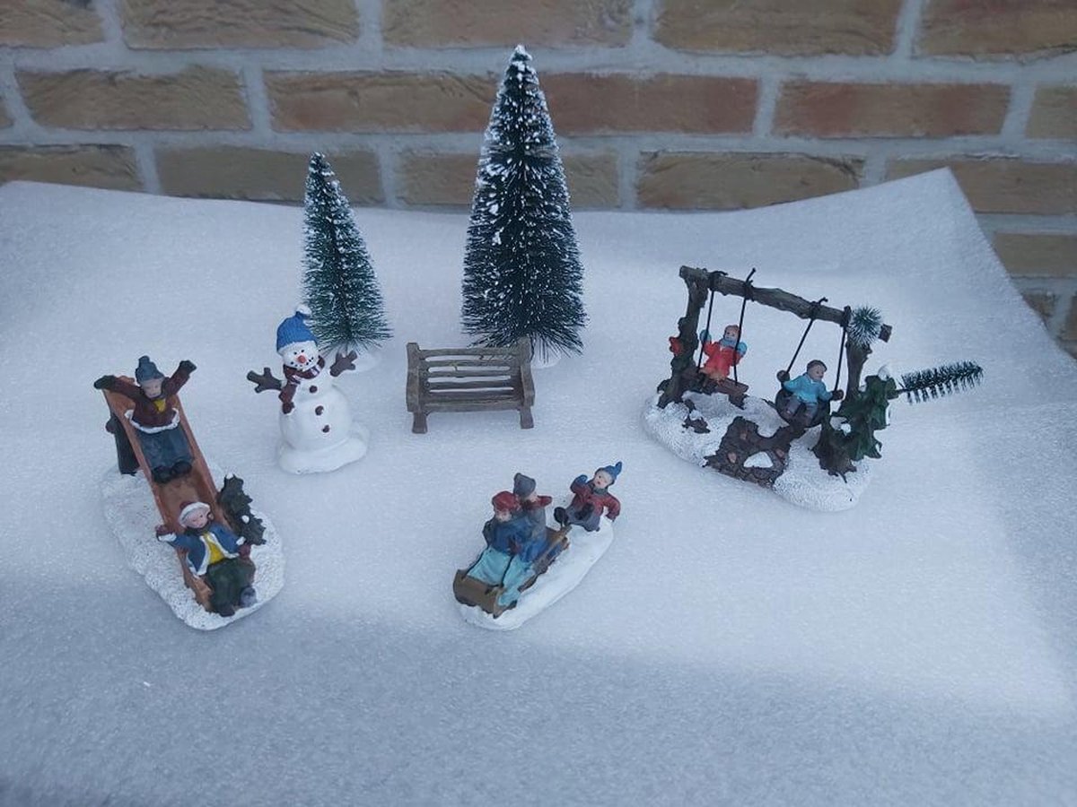 kerstfiguren speeltuin schommel glijbaan kerstdorp