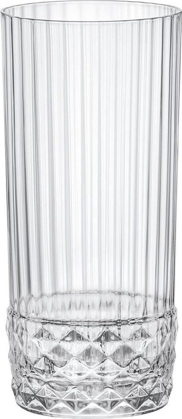 Transparant glas met verticale ribbels en een gedetailleerd diamantpatroon aan de onderkant.