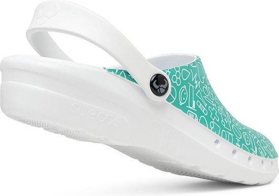 Witte klomp met aan de voorkant een turquoise opdruk van medische symbolen en een witte band.