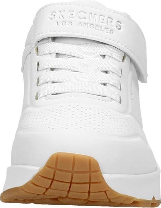 Vooraanzicht witte Skechers sneaker met klittenband en veters.