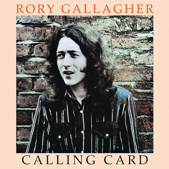 Albumhoes van Rory Gallagher's "Calling Card", met een portret van de artiest tegen een bakstenen muur. Hij draagt een gestreept shirt.