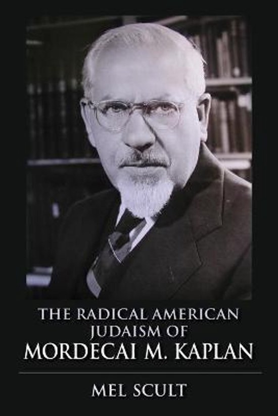 Portrait de Mordecai M. Kaplan, portant des lunettes et une barbiche, vêtu d'un costume avec cravate. Titre: Le Judaïsme Radical Américain de Mordecai M. Kaplan.