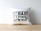 Halloween Kussen met tekst: Bad Vibes Witch | Halloween Decoratie | Grappige Cadeaus | Geschenk | Sierkussen