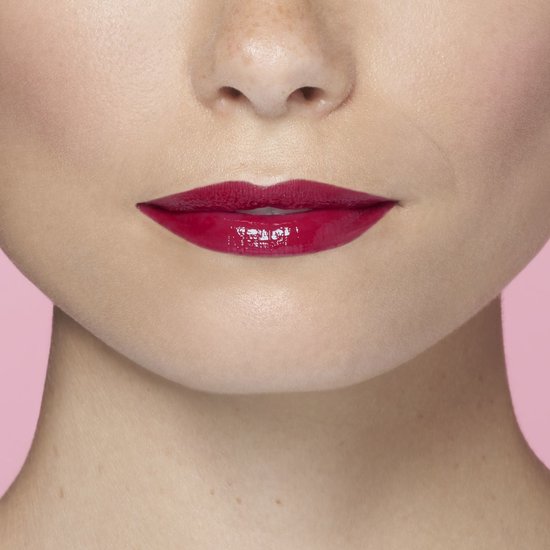 Een vrouw met een glanzende, roze lippenstift.