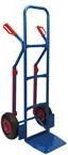 Blauwe steekwagen met rode handgrepen, twee grote luchtbanden en een blauw laadplatform.