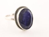 Bewerkte zilveren ring met blauwe saffier - maat 17