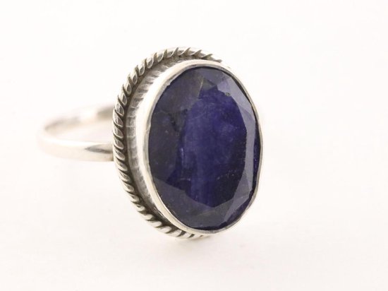 Bewerkte zilveren ring met blauwe saffier - maat 17