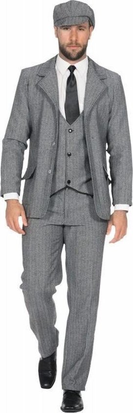 Man met grijs geruite driedelig pak, inclusief colbert, gilet en broek, met bijpassende pet en zwarte das.