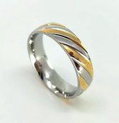 - RVS - ring maat 17 -goud/zilver kleur schuin streep. Prachtig ring voor dame en heer.
