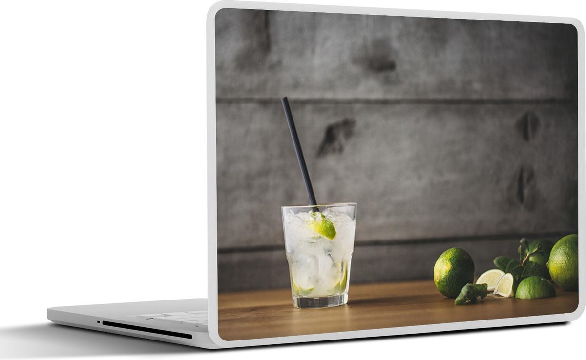 Afbeelding van product SleevesAndCases  Laptop sticker - 15.6 inch - Mojito-cocktail met limoen en munt op een houten achtergrond