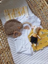 baby gift set - kraam cadeau - babyshower - houten speelgoed - gehaakt - knuffel - muis - bijtring - slabbetje - romper