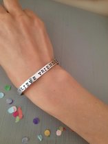 By_Evelien Unieke bangle hand geslagen met de tekst Lieve vriendin hartje aluminium cadeau bff lief speciaal