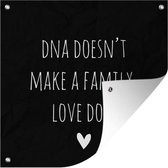 Posters de jardin Citation anglaise DNA ne fait pas une famille, l'amour le fait avec un coeur sur fond noir - 50x50 cm - Toile jardin