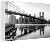Canvas schilderij 150x100 cm - Wanddecoratie Lichte hemel boven de New Yorkse Brooklyn Bridge - zwart wit - Muurdecoratie woonkamer - Slaapkamer decoratie - Kamer accessoires - Schilderijen