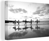 Canvas Schilderij Surfers langs het strand - zwart wit - 120x80 cm - Wanddecoratie