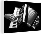 Canvas Schilderij Muzikant speelt op de accordeon - zwart wit - 90x60 cm - Wanddecoratie