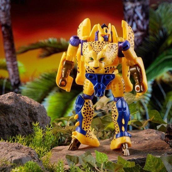 Gele Cheetor speelgoedfiguur met zwarte vlekken, blauwe accenten, in robotmodus.