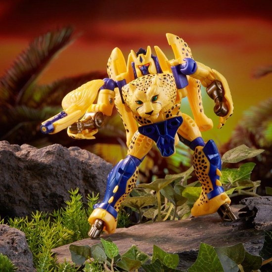 Gele Cheetor speelgoedfiguur met zwarte vlekken, blauwe accenten, in robotmodus.
